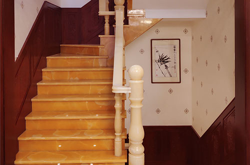 周口中式别墅室内汉白玉石楼梯的定制安装装饰效果